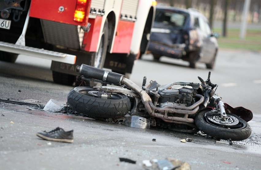 Wypadek na ul. Pabianickiej. Motocyklista i jego pasażer w szpitalu [ZDJĘCIA+FILM]