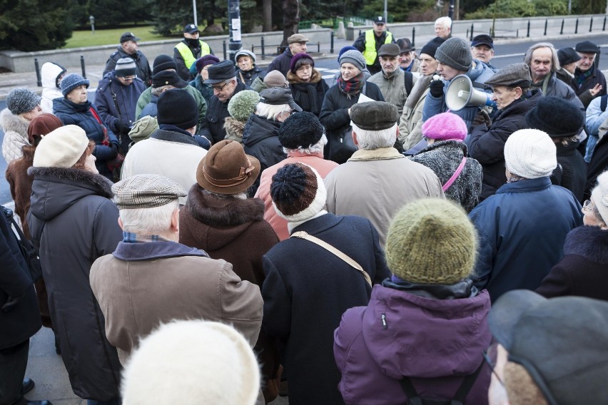 Zbiórka pod Sejmem. Chcą zmian w prawie nieruchomości