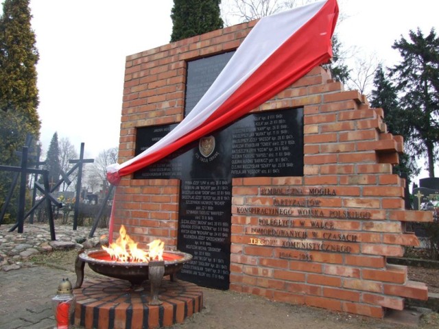 Pomnik "Żołnierzy wyklętych" na wieluńskim cmentarzu