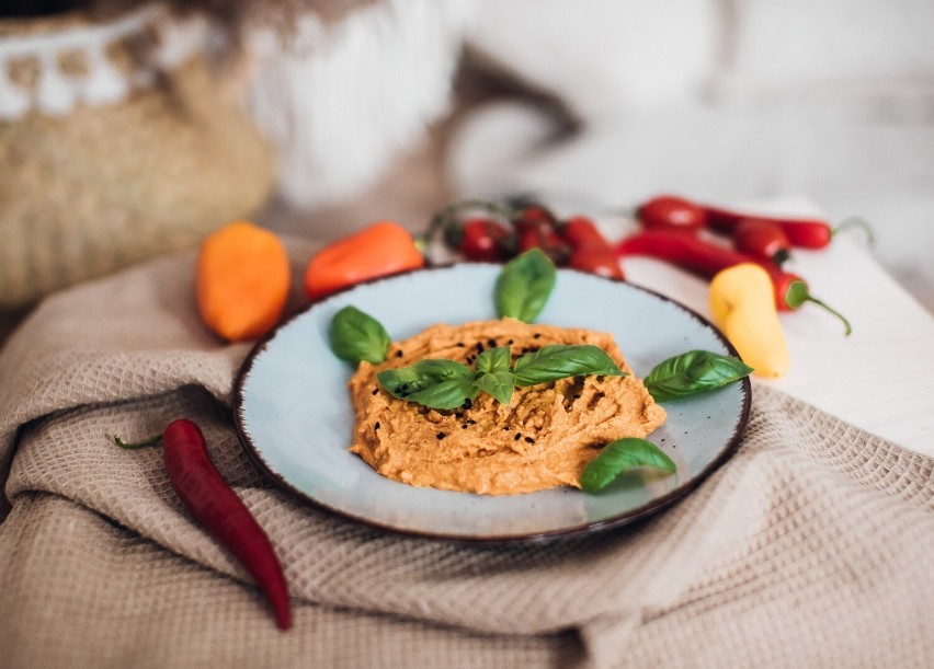 Pikantny hummus z papryką dla wielbicieli nieco ostrzejszej...