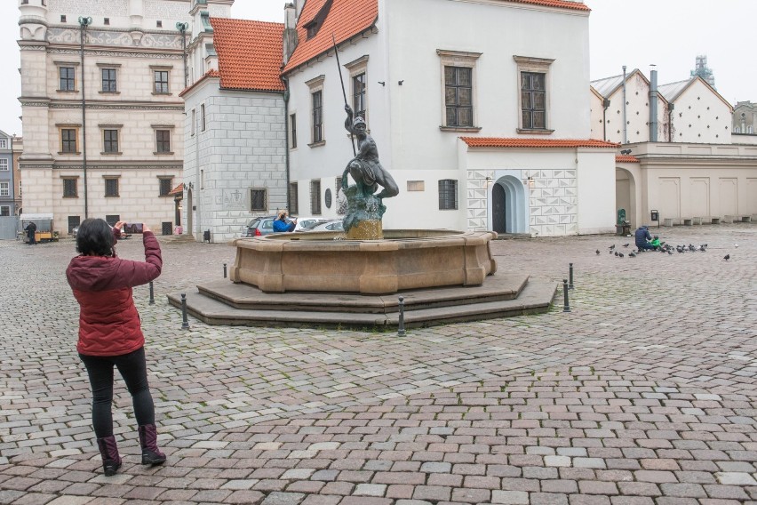 Już niedługo z nawierzchni Starego Rynku w Poznaniu zniknie...