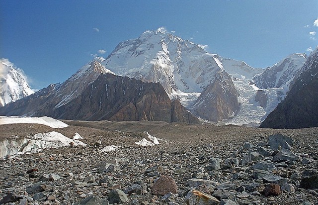 Broad Peak jest dwunastą pod względem wysokości g&oacute;rą na świecie (8051 m n.p.m.) zlokalizowaną na granicy Chin i Pakistanu.