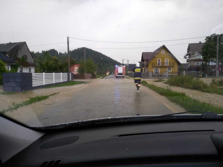 Lipnica Wielka. Po oberwaniu chmury strażacy wypompowują wodę z domów