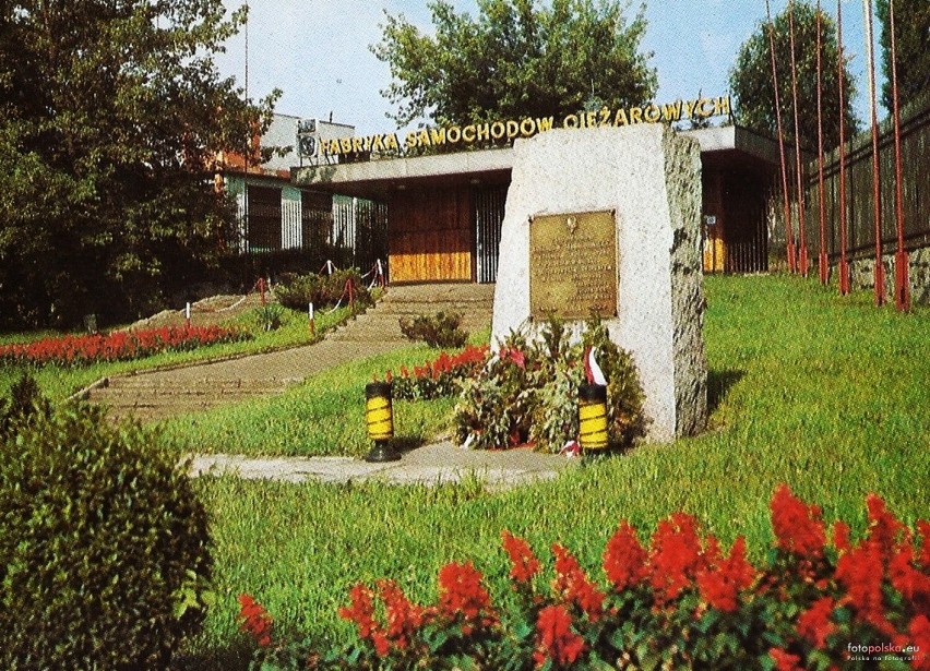 1981 , Tablica pamiątkowa przed bramą na teren fabryki.