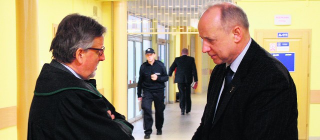 Mecenas Jan Kuklewicz i jego klient, oskarżony Janusz Marszałek, czekają na rozpoczęcie procesu w krakowskim sądzie
