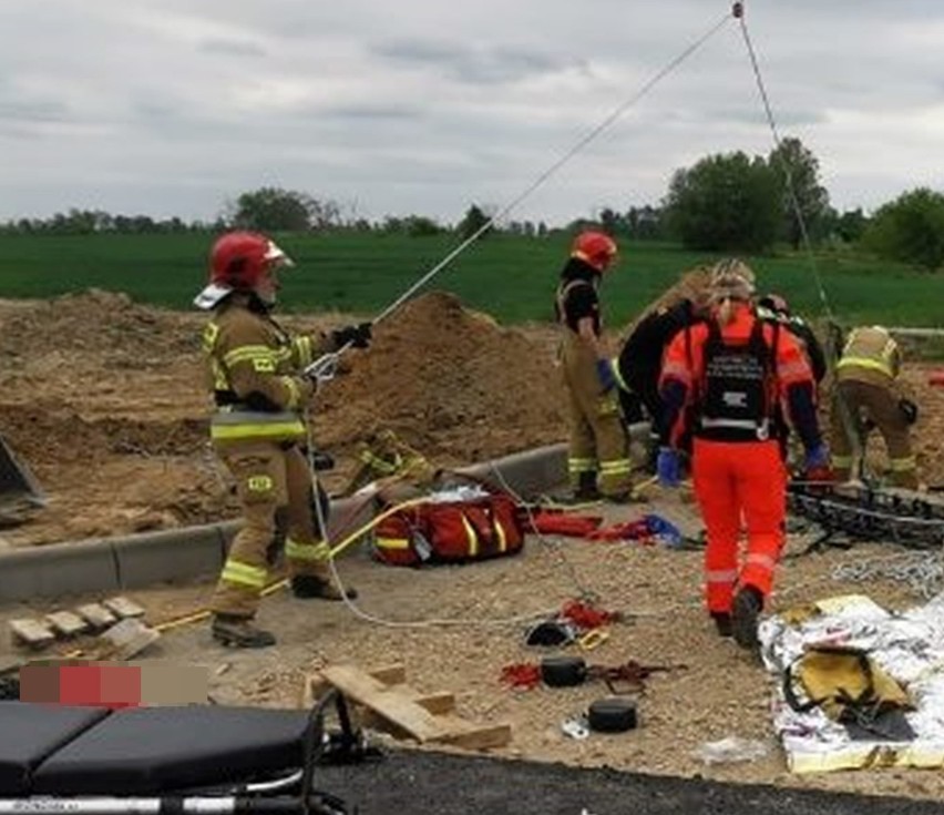 Wypadek na budowie drogi w Stargardzie. Pracownik przysypany ziemią 