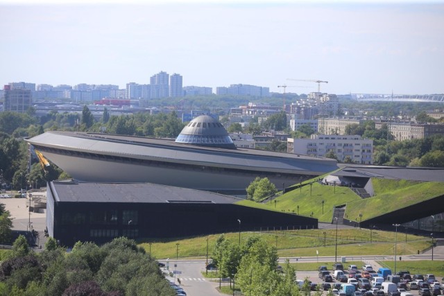 Spodek
Ikona architektury, symbol Śląska i Katowic i słynna hala widowiskowo - sportowa. To tu przez lata odbywały się największe i najważniejsze wydarzenia sportowe i muzyczne w skali kraju.  

Zobacz kolejne zdjęcia/plansze. Przesuwaj zdjęcia w prawo - naciśnij strzałkę lub przycisk NASTĘPNE