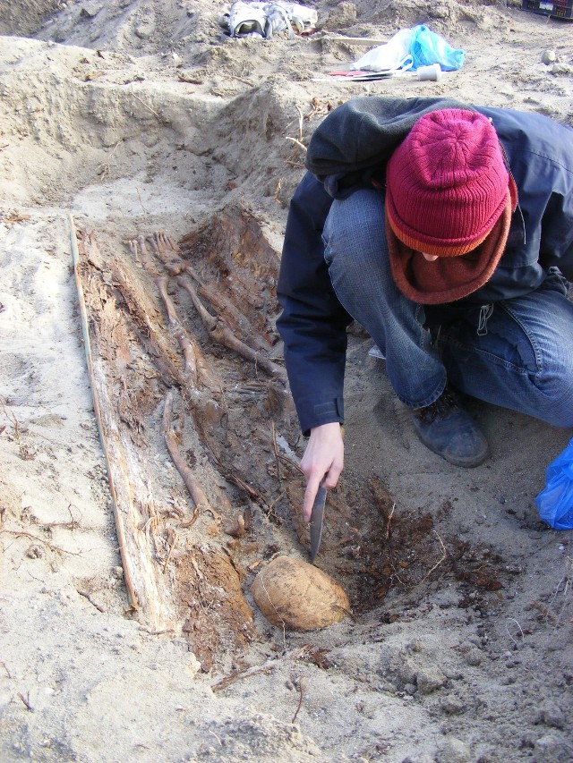 Archeolodzy w trakcie prac nad jedną z mogił