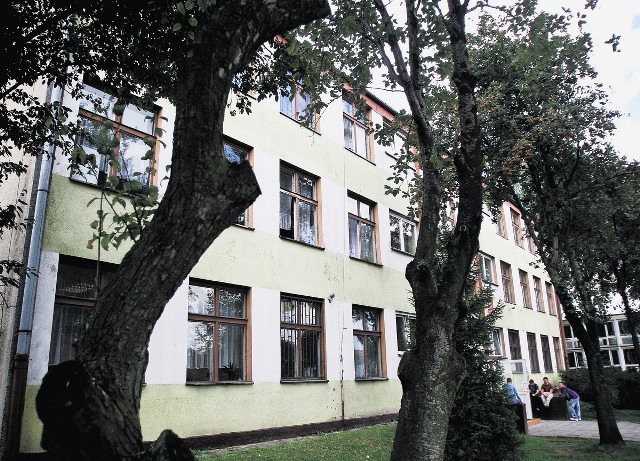 Nowoczesna, elegancka szkoła w Tarnowskich Górach. Kto by pomyślał, że w jej murach  molestowano dzieci
