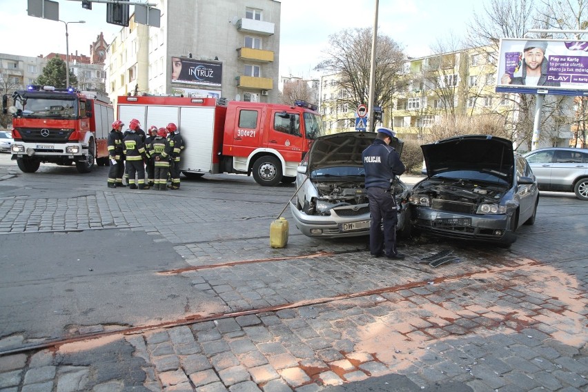 Wrocław: Wypadek na Gajowickiej. Dwie osoby poszkodowane (ZDJĘCIA)