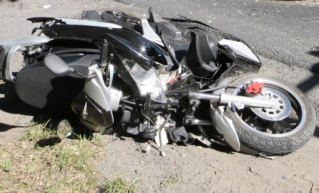 Motocyklista nie przeżył zderzenia z samochodem renault master.