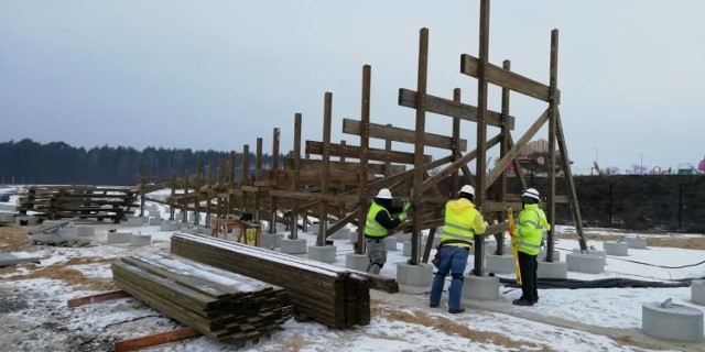 Majaland będzie miał nową atrakcję. To tutaj powstaje największy w Polsce drewniany rollercoaster o nazwie "Wikołak". Będzie miał 650 m długości, prawie 30 m wysokości i pojedzie z prędkością 70 km na godzinę. 



Park rozrywki wzbogaci się o kolejną świetną atrakcję. Będzie to drewniany rollercoaster, czyli kolejka górska. Wybuduje go najlepsza na świecie amerykańska firma od stawiania drewnianych rollercoasterów.

- W największym punkcie kolejka będzie osiągała 30 m, można porównać do 10 - cio piętrowego wieżowca. Kolejka będzie już dostępna dla gości na wakacje, czyli na początku lipca - mówi Marta Łobaszewska, rzeczniczka parku rozrywki Majaland.

A jak się bawicie w Majalandzie? Zobaczcie na filmie powyżej! 