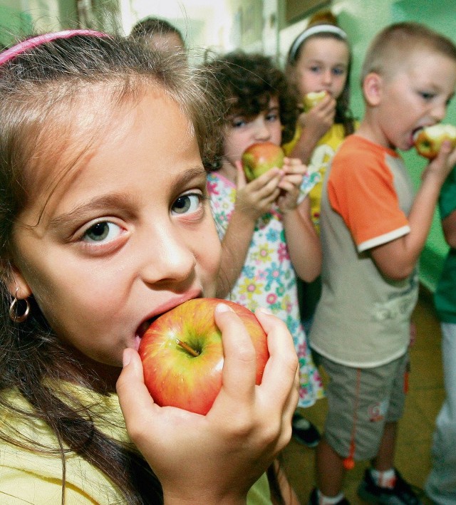 Maluchy z podstawówki nr 28 przy ul. Greckiej cieszą się, że w szkole dostaną jabłka