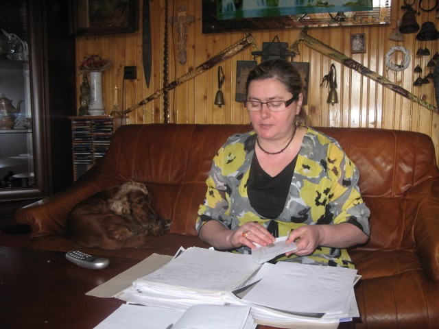 Anna Lasak pokazuje dokumenty świadczące o jej dobrej woli