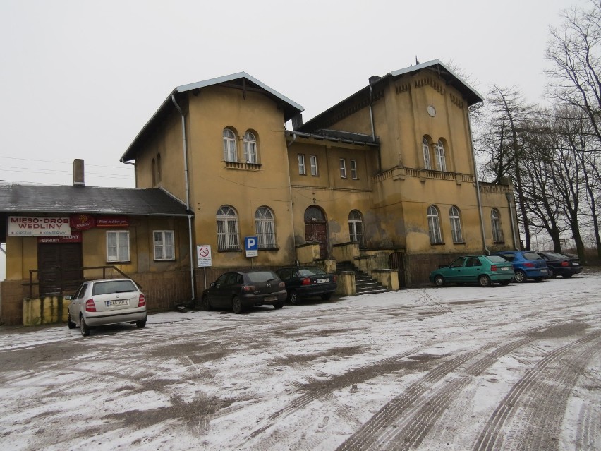 Niewielki, pochodzący z XIX wieku budynek dworcowy w Wagańcu...