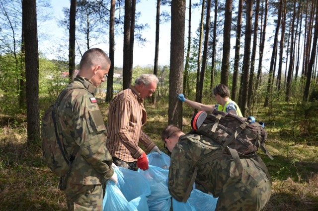 Sprzątali Pilicę na odcinku Spała - Żądłowice. Zebrali 50 worków