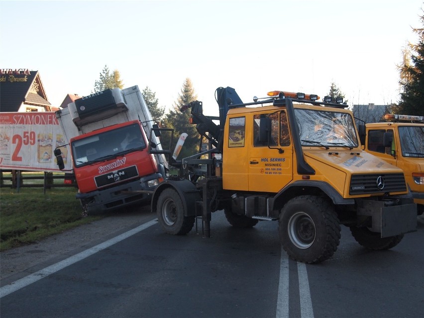 Zakopane: ciężarówka wpadła do rowu [ZDJĘCIA]