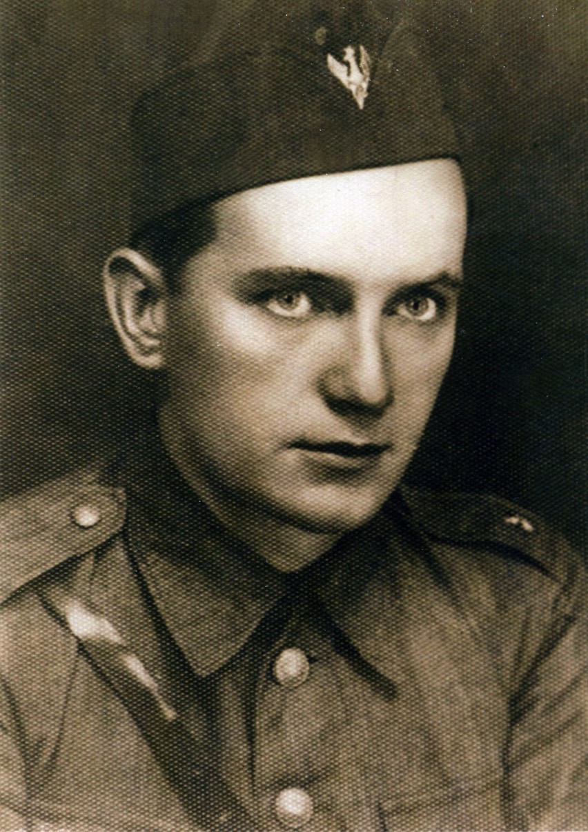 Rok 1939. Podporucznik Lech Działoszyński w polowym mundurze...