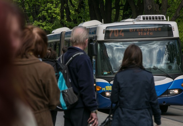 Pasażerowie wsiadają do autobusu zastępczego na przystanku Teatr Bagatela.