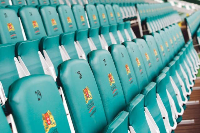 Na trybunie stadionu Lechii zamontowanych zostało 1917 nowych krzesełek z oparciami 