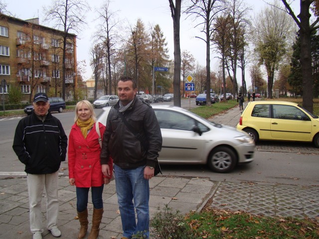 Stanisław Woźniczka, Alicja Pasterak i Paweł Kobielusz na rogu al. Słowackiego i Mieszka I