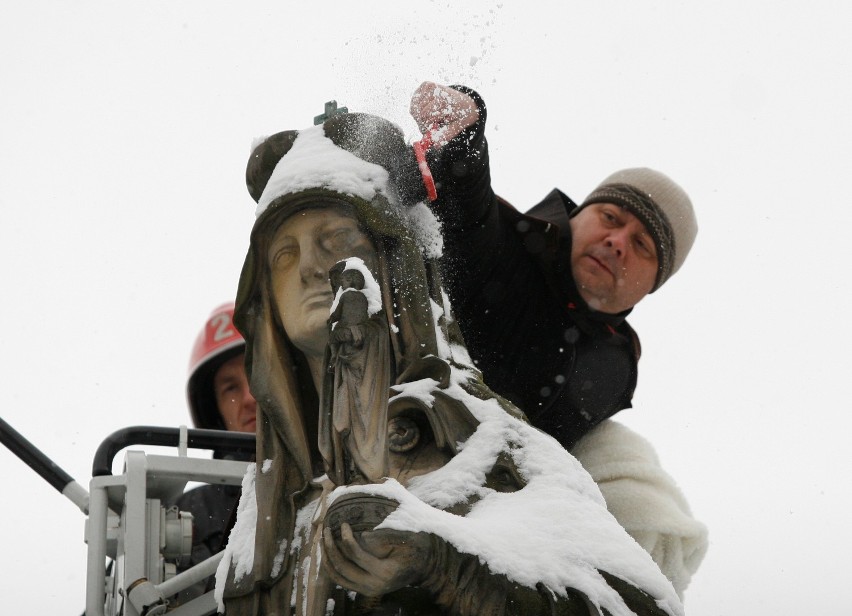 Katowice: Marek Szołtysek ubrał figurę św. Jadwigi w Panewnikach [ZDJĘCIA]