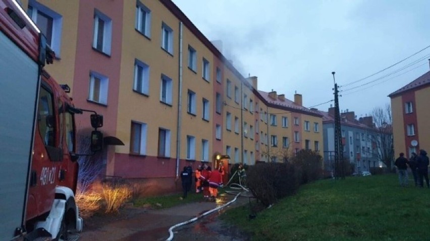 Tragiczny pożar w mieszkaniu w Skarżysku-Kamiennej. Jedna osoba nie żyje, druga nieprzytomna