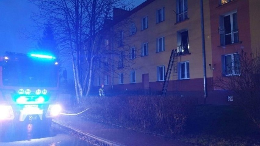 Tragiczny pożar w mieszkaniu w Skarżysku-Kamiennej. Jedna osoba nie żyje, druga nieprzytomna