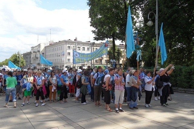 Pielgrzymka Diecezji Sosnowieckiej na Jasną Górę w pełnym słońcu! [ZDJĘCIA]