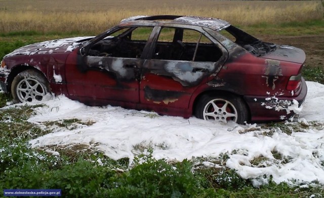 To czerwone BMW spłonęło pod Dzierżoniowem, w Boguszowie zniszczono Mercedesa