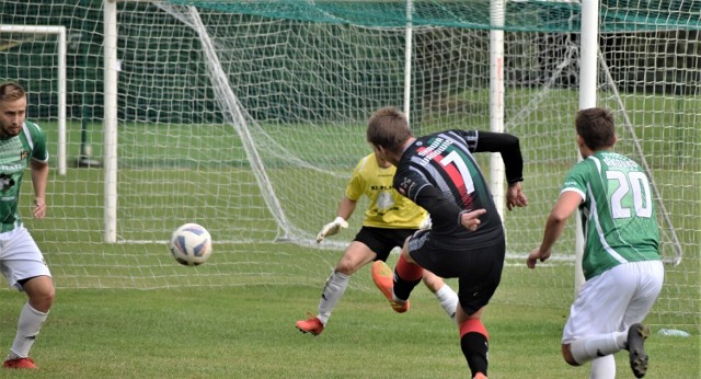 Klasa Okręgowa Oświęcim: LKS Rajsko - Skawa Wadowice 1:2. Na zdjęciu: Szymon Bernat zdobywa pierwszą bramkę dla Skawy.