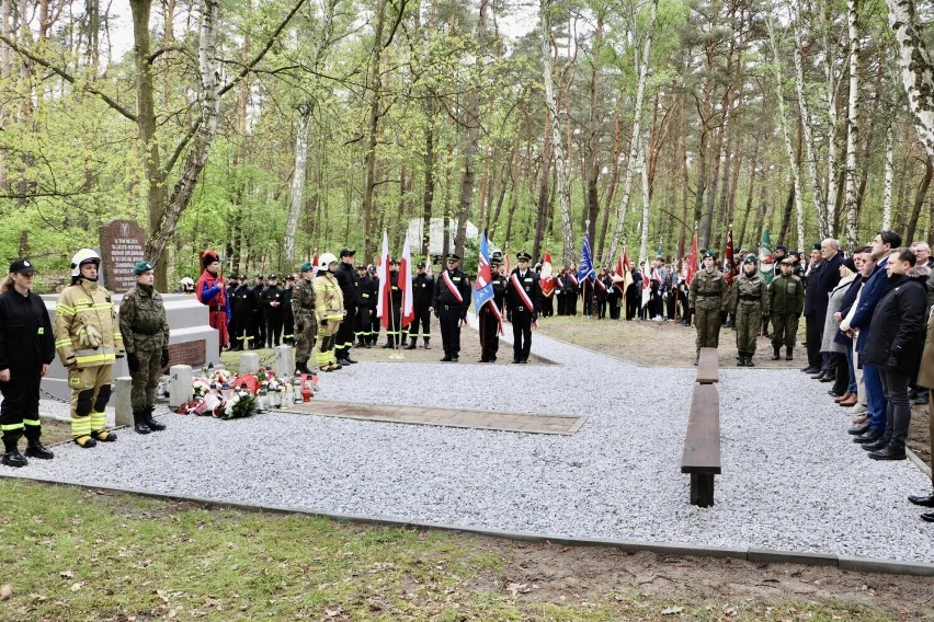 Uroczystości patriotyczne w Lesie Winiarskim. Uczczono pamięć pomordowanych kaliszan i ostrowian. ZDJĘCIA