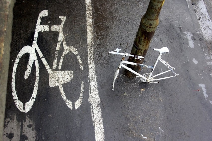 Wrocław: &quot;Ghost bike&quot; przy Legnickiej okradziony z kół (ZDJĘCIA)