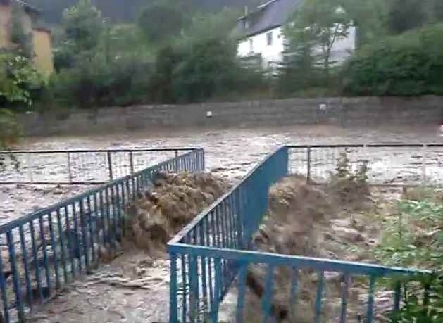 Dolny Śląsk: Po czwartkowej burzy nieprzejezdne drogi i zalane domy (FILMY, ZDJĘCIA)