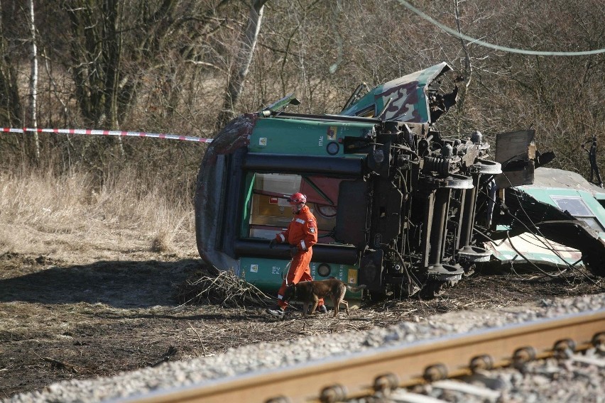 Katastrofa kolejowa w Szczekocinach: Więcej ciał nie ma, wrak usunięty. Koniec akcji