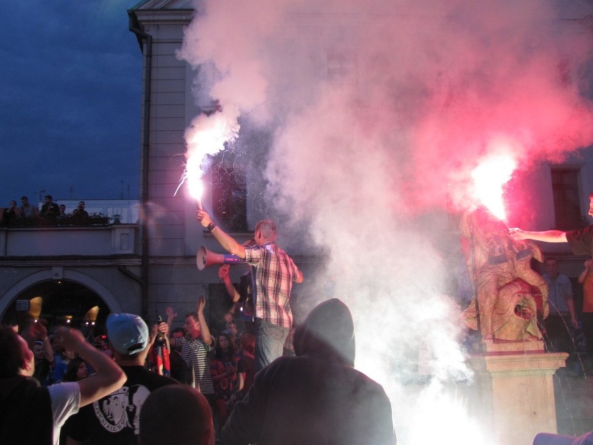 Piast Gliwice w ekstraklasie, kibice świętują, policja strzela! [ZDJĘCIA i WIDEO]