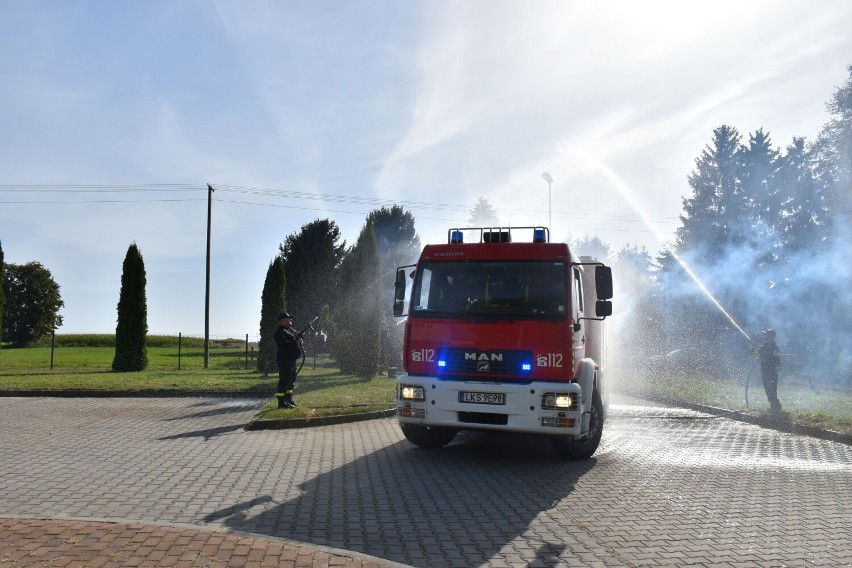 Strażacy z OSP w Siennicy Nadolnej otrzymali  ciężki samochód bojowy. Zobacz zdjęcia