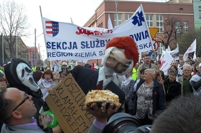 Manifestacja Solidarności w Częstochowie i spalenie kukły...