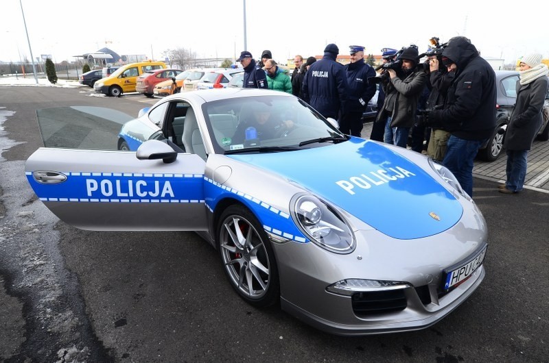  Dwa radiowozy porsche już na służbie w poznańskiej policji [ZDJĘCIA, FILM]