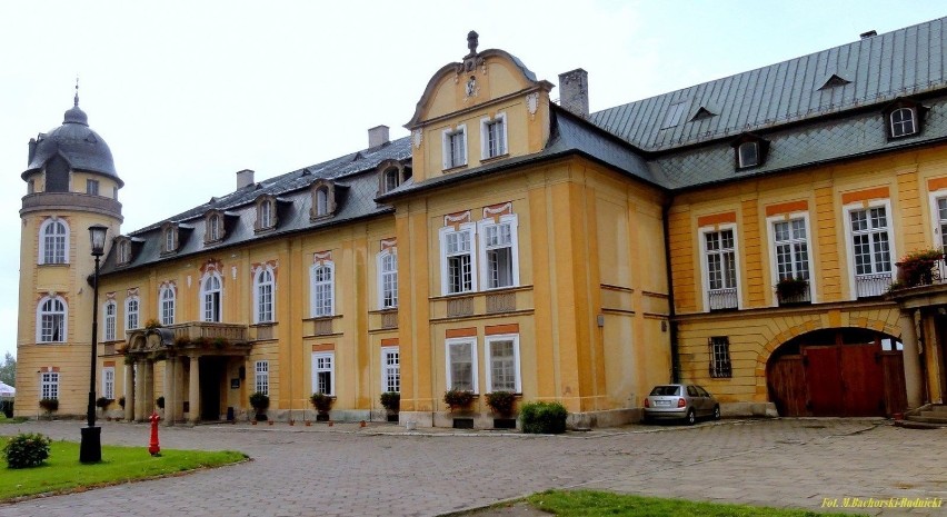 Pałac w Żelaźnie jest murowaną, piętrową, dwuskrzydłową...