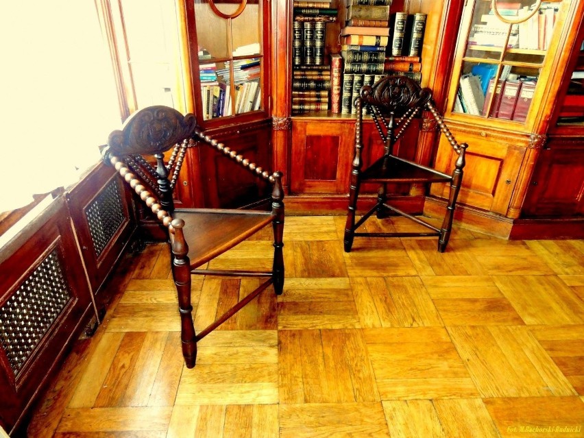 W bibliotece można zasiąść na krzesłach z epoki.