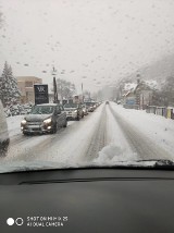 Droga z Ustronia do Wisły zakorkowana. Ciągle mocno pada śnieg (ZDJĘCIA)