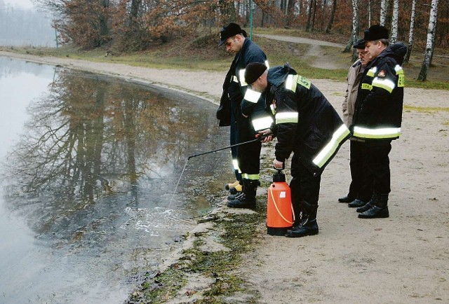 Bytowscy strażacy zbadali plamę na jeziorze Jeleń, ale ta okazała się niegroźna