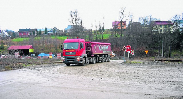 Utrapieniem mieszkańców Klęczan są ciężarówki transportujące kruszywo z miejscowej Kopalni Surowców Skalnych