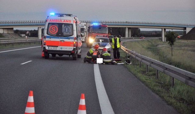 Do wypadku tira i motocyklisty doszło tuż po godzinie 21.00. Motocyklista w ciężkim stanie został odwieziony do szpitala w Bydgoszczy.