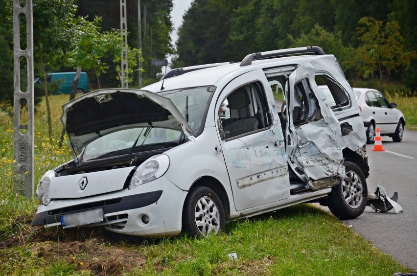 Wypadek w Łobudzicach. Samochód ciężarowy zderzył się z osobówką [ZDJĘCIA]