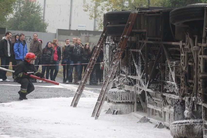 Wypadek autobusu w Lipinach [ZDJĘCIA Z ĆWICZEŃ STRAŻAKÓW]