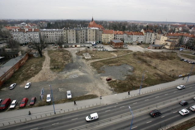 Plac przy ul. Wrocławskiej jeszcze dwa lata temu był pusty, dziś stoi tam szkielet US, a to nie koniec inwestycji.