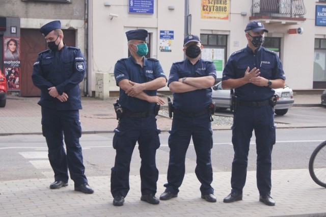 Koronawirus Radomsko. Posypały się mandaty za brak maseczki. Ile osób ukarała policja?