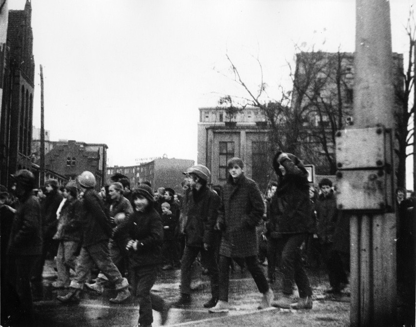 Zdjęcie zrobione 14 grudnia 1970 r. przed I Liceum...